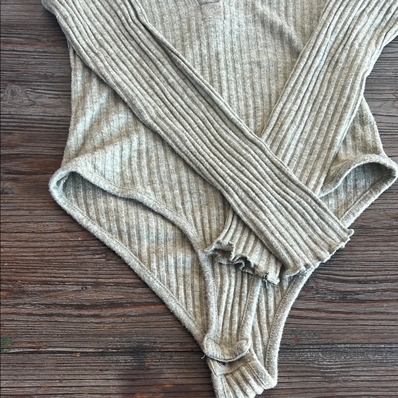 FOREVER 21 WOMEN SIZE M Ribbed Beige Bodysuit - Picture 3 of 11